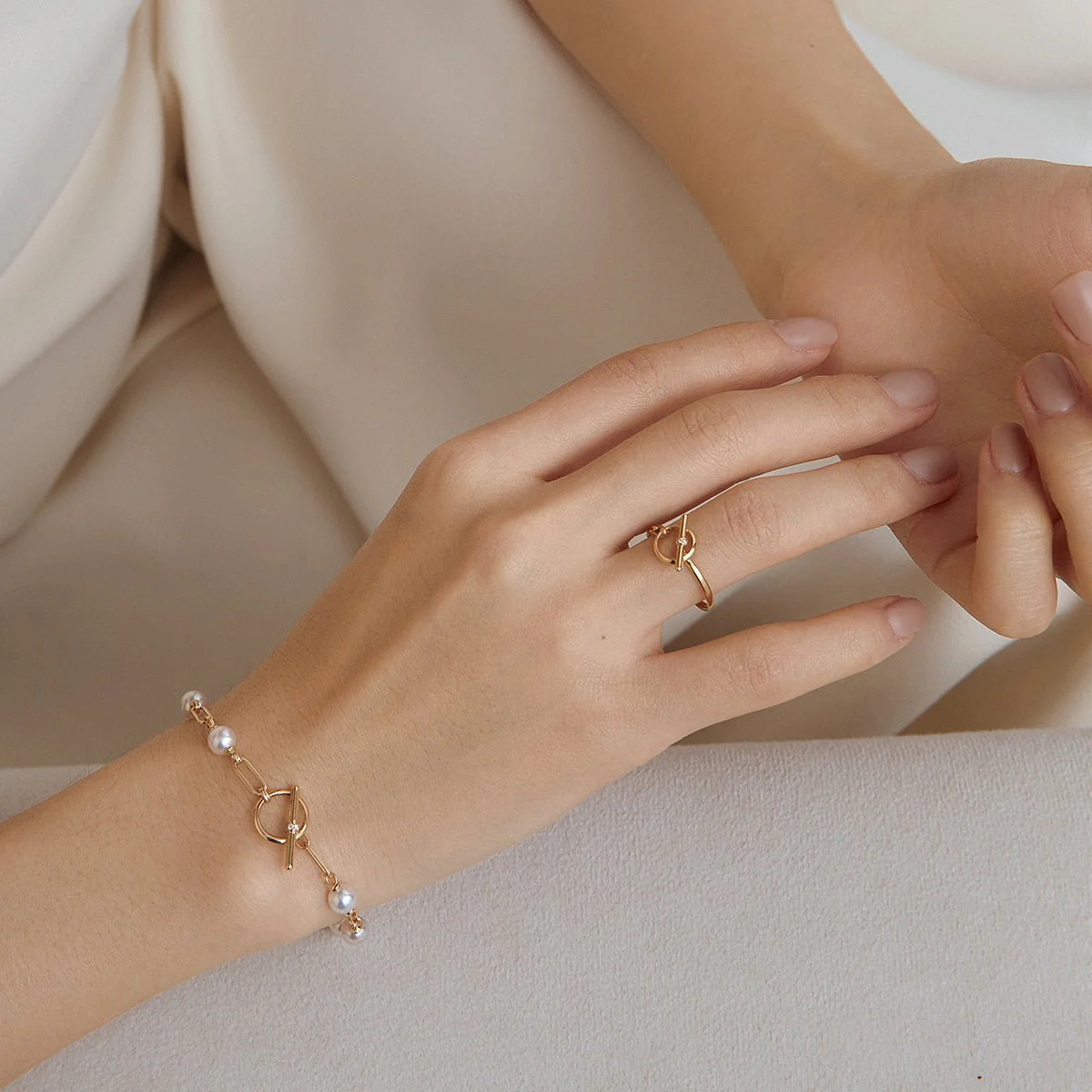 18K Gold Diamond Tension Poise Clasp Ring - Image 2