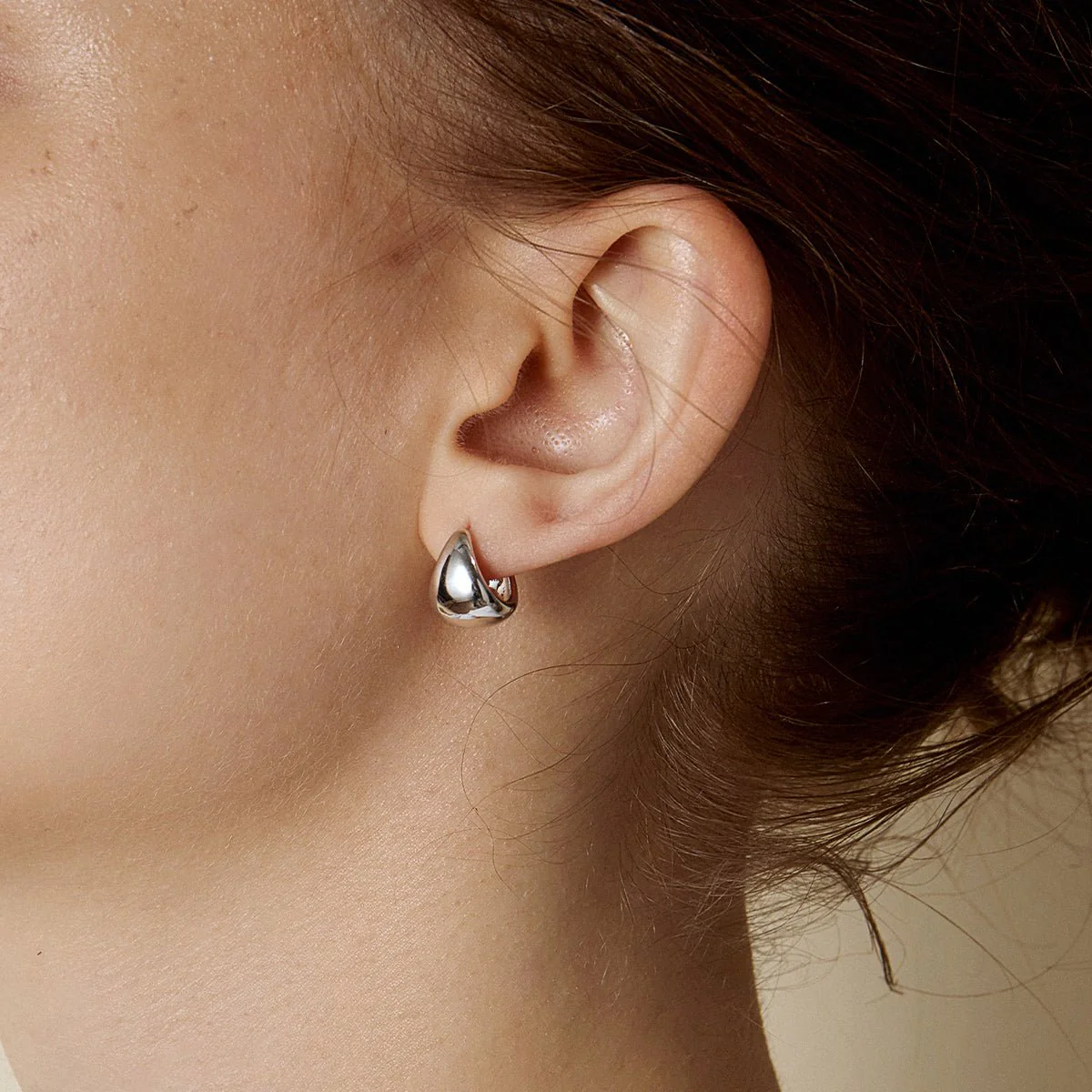 18K Gold Simple Drop Ear Hoop Earrings - Image 2