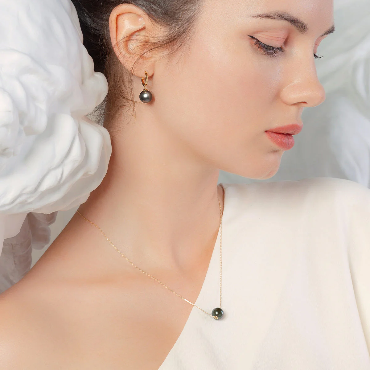 Tahitian Pearl 18K Gold Round Pendant Necklace - Image 3