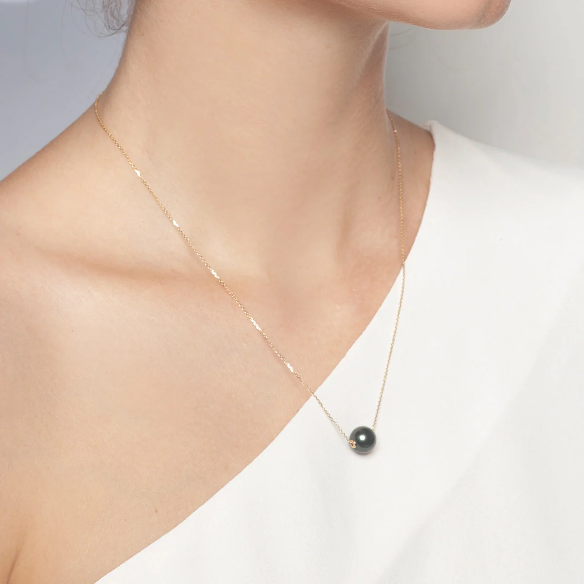Tahitian Pearl 18K Gold Round Pendant Necklace - Image 4
